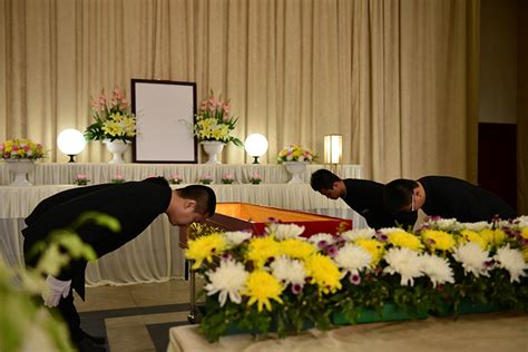 新郎与去世新娘在殡仪馆举行婚礼_新闻中心_新浪网