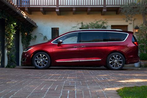 Chrysler Pacifica (2017) - picture 7 of 58