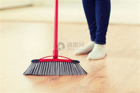人,家务,清洁家务妇女的腿与扫帚扫地家高清图片下载-正版图片300585104-摄图网