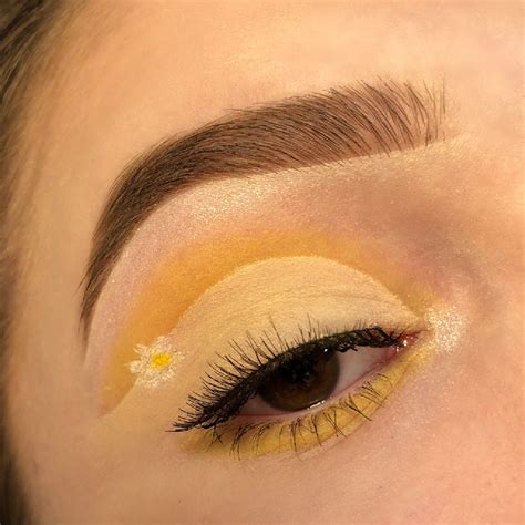 cute yellow makeup looks