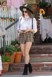 maisie williams actor women wallpaper Poster Paper Print ...