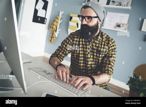 Business Person Using Computer 的图像结果