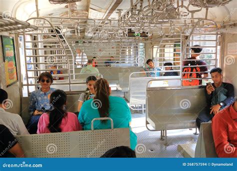 Mumbai Local Train Coach 的图像结果