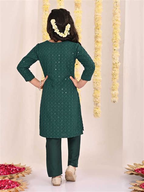 Girl's' Green Embellished Kurta Pyjama Set – vastramay