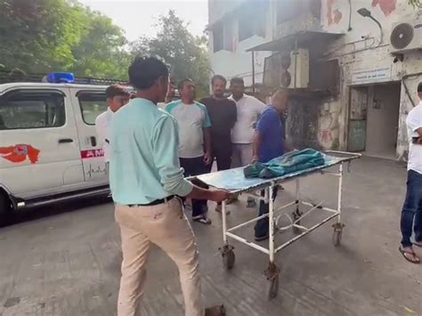 The father had to scramble for an ambulance | પિતાને એમ્બ્યુલન્સ માટે ...