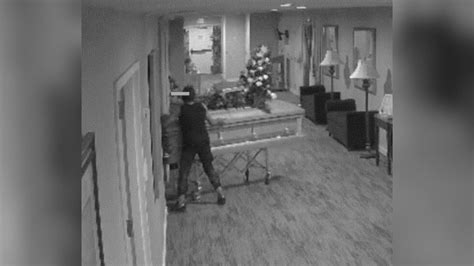 Acusan a mujer de irrumpir en una funeraria y robarse urna con cadáver ...