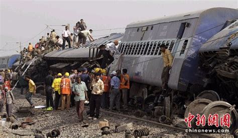 出发晚点 印度火车在站内首尾相撞数节车厢变形-搜狐新闻