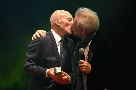 These photos of Patrick Stewart and Ian McKellen kissing on the red ...