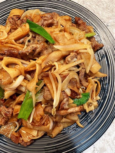 Beef Chow Fun (Stir-fried Rice Noodles with Beef Recipe)