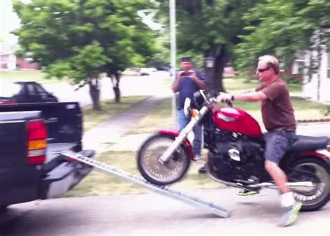 Motorcycle Loading Fails Compilation 的图像结果