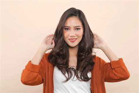 14 Cara Merawat Rambut Agar Sehat, Lembut, dan Bebas Rontok ...