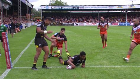 Kallum Watkins gets his tenth try of the season for Salford Red Devils ...