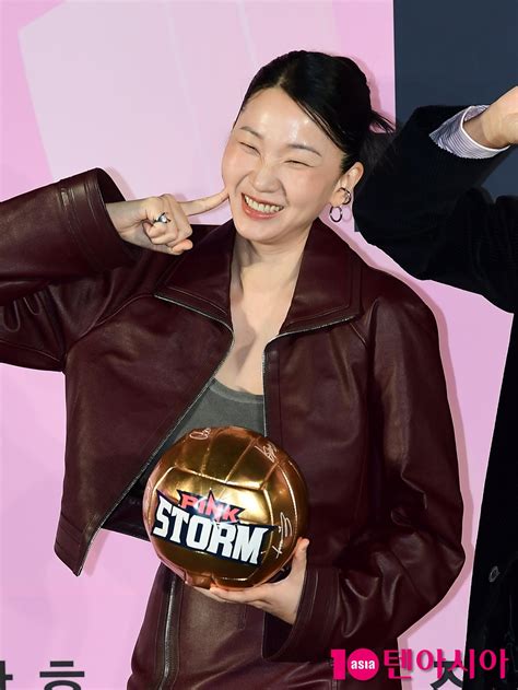 Model and Actress Jang Yoon-ju, A dizzying side slit from the moment of appearance... captain of ...