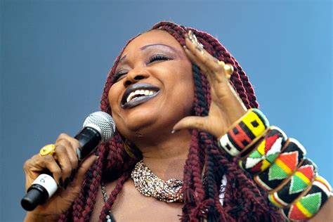 Oumou Sangaré - Biographie, discographie et fiche artiste – RFI Musique