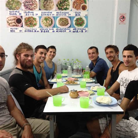 Tourist Meeting Local 的图像结果