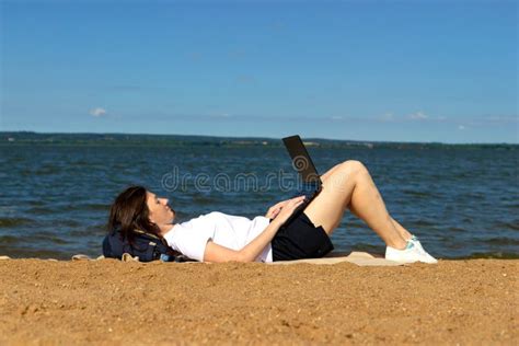 Beach Pictures with People Using Computer 的图像结果