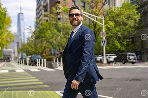 Business Man Walking 的图像结果