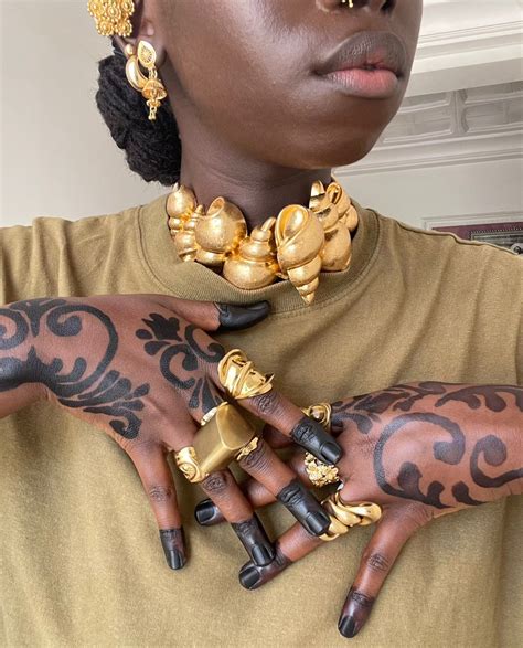 ビジュー | Body mods, ピンク