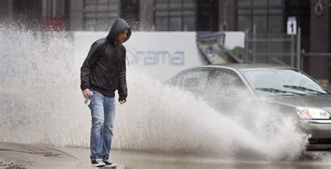 男子雨天过马路，两次示意仍被汽车溅一身水，一怒之下开车找理