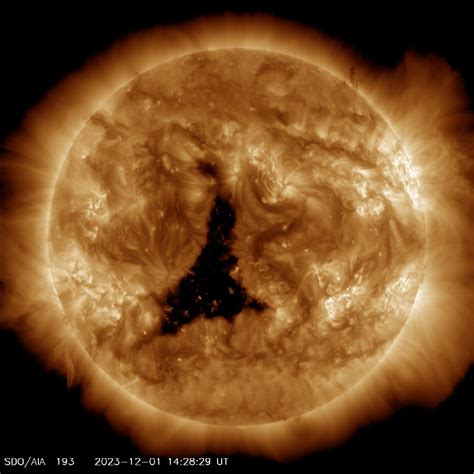 The sun continues to have a huge coronal hole, 12 hours later. : r ...