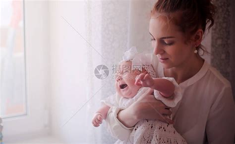 拉住妈妈手的婴儿照片高清图片下载-正版图片500664148-摄图网