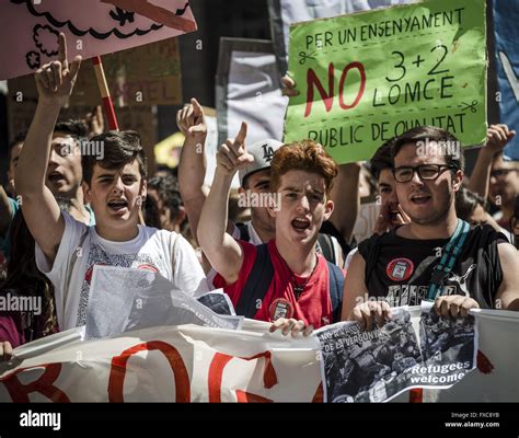 Barcelona, Catalonia, Spain. 14th Apr, 2016. Demonstrators shout ...