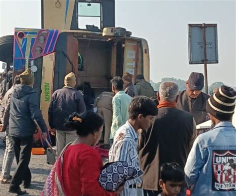 Agra Accident: अयोध्या से दिल्ली जा रही स्लीपर कोच लखनऊ एक्सप्रेस-वे पर ...
