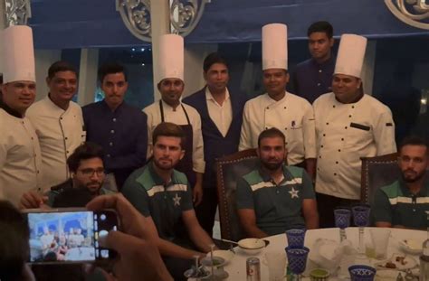 [Watch] Pakistan cricketers enjoy team dinner, click pictures with fans ...