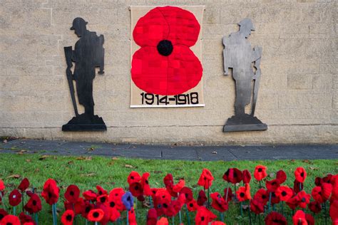 Remembrance Day: Poppies and Flags Lay Britain's Divisions Bare - Bloomberg