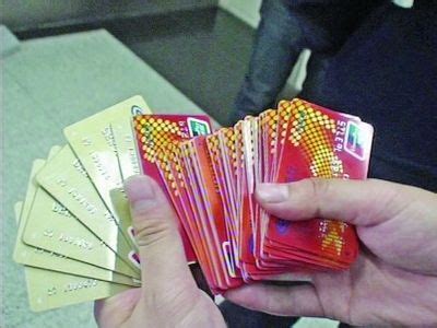 男子持70多张银行卡 ATM机狂“刷卡” _温州财经网_温州网