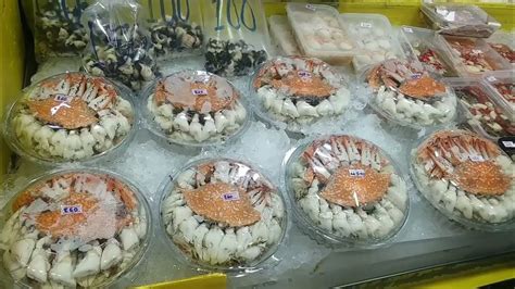 Naklua Fish Market Pattaya, 納歌海鮮市場是芭堤雅最大的海鲜批發市場，這海鲜又多樣又便宜新鲜，而且有現場加工直接可在攤位上品嘗，龍蝦也是100多銖，絕對物超所值，必來一試。