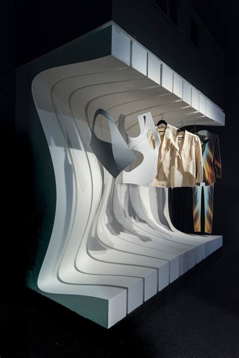 Fashion Honors Zaha Hadid With ‘Extraordinary Process’ Exhibition - The ...