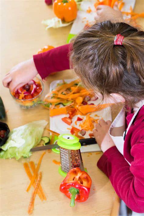 Child Cooking 的图像结果