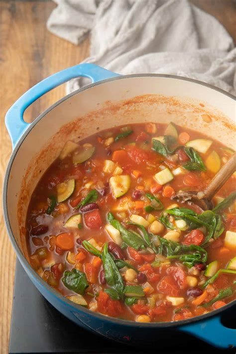 https://www.connoisseurusveg.com/wp-content/uploads/2023/01/vegan-minestrone-soup-23-4.jpg?utm_source=chatgpt.com