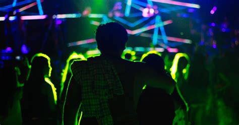 Techno Rave Crowd 的图像结果