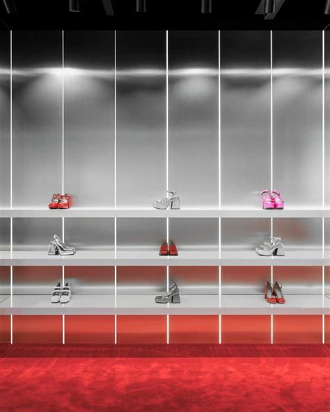 Space-age design informs Nodaleto shoe store by Rafael de Cárdenas ...