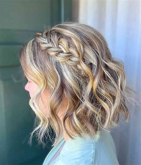 Beach waves short hair wedding | Beachweddingtips.com