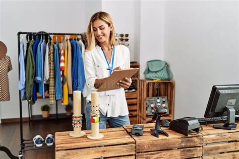 Store Work Uniform Colorful Shopkeeper 的图像结果