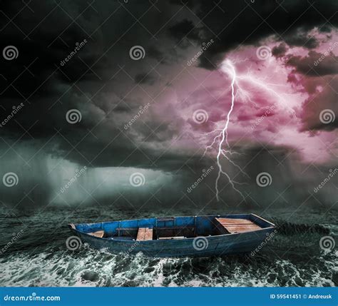 风雨如磐的海洋 库存例证. 插画 包括有 天空, 风暴, 天气, 通知, 海运, 旋风, 小船, 海洋, 放弃了 - 59541451