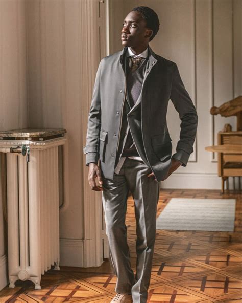 White Business Suit 的图像结果