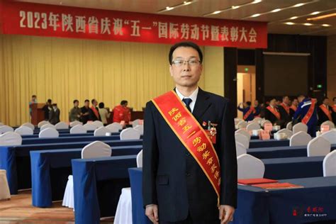 咸阳兴平 :干群齐上阵 抢收保民生_劳动