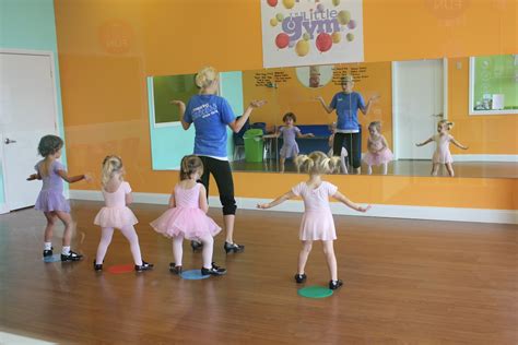 First Class Students Dance Performance 的图像结果