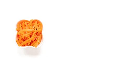 Gefrorene geschnittene orangefarbene Karotte in weißer Schüssel auf ...