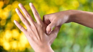 Here are 8 reasons why you should never crack your knuckles | HealthShots