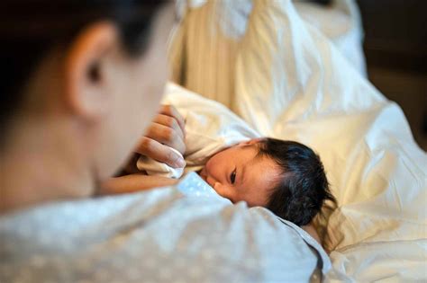 Can You Eat Sushi While Breastfeeding? (Benefits, Risks)