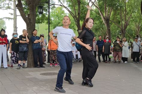 吉特巴《青山一别》两位老师跳得太棒了，舞曲也好听_凤凰网视频_凤凰网