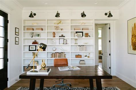 https://hgtvhome.sndimg.com/content/dam/images/hgtv/fullset/2015/8/27/0/House-of-Jade_Modern-Farmhouse-Project-Office_2.jpg.rend.hgtvcom.966.644.suffix/1440689855620.jpeg