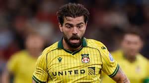 Elliot Lee appears to aim parting swipe at Wrexham boss Phil Parkinson ...