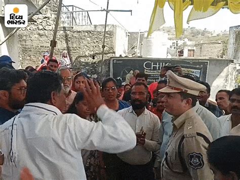 A heated argument between MLA Kharadi and SP over the issue of affected ...