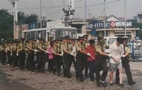 中国警察队伍的老式手铐，90年代，为何能够被轻易打开？_清朝